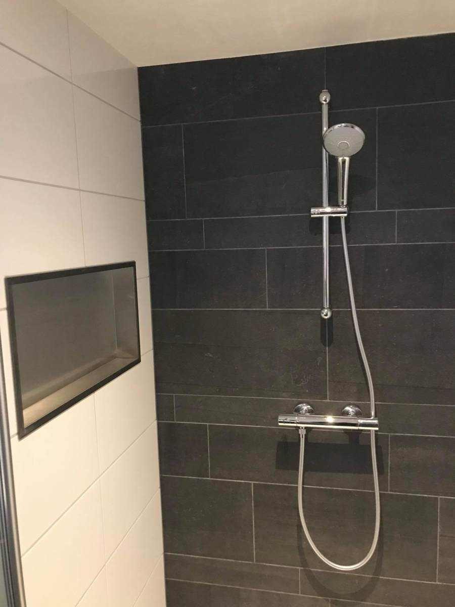 Badkamer 1: inloopdouche met antraciet wand