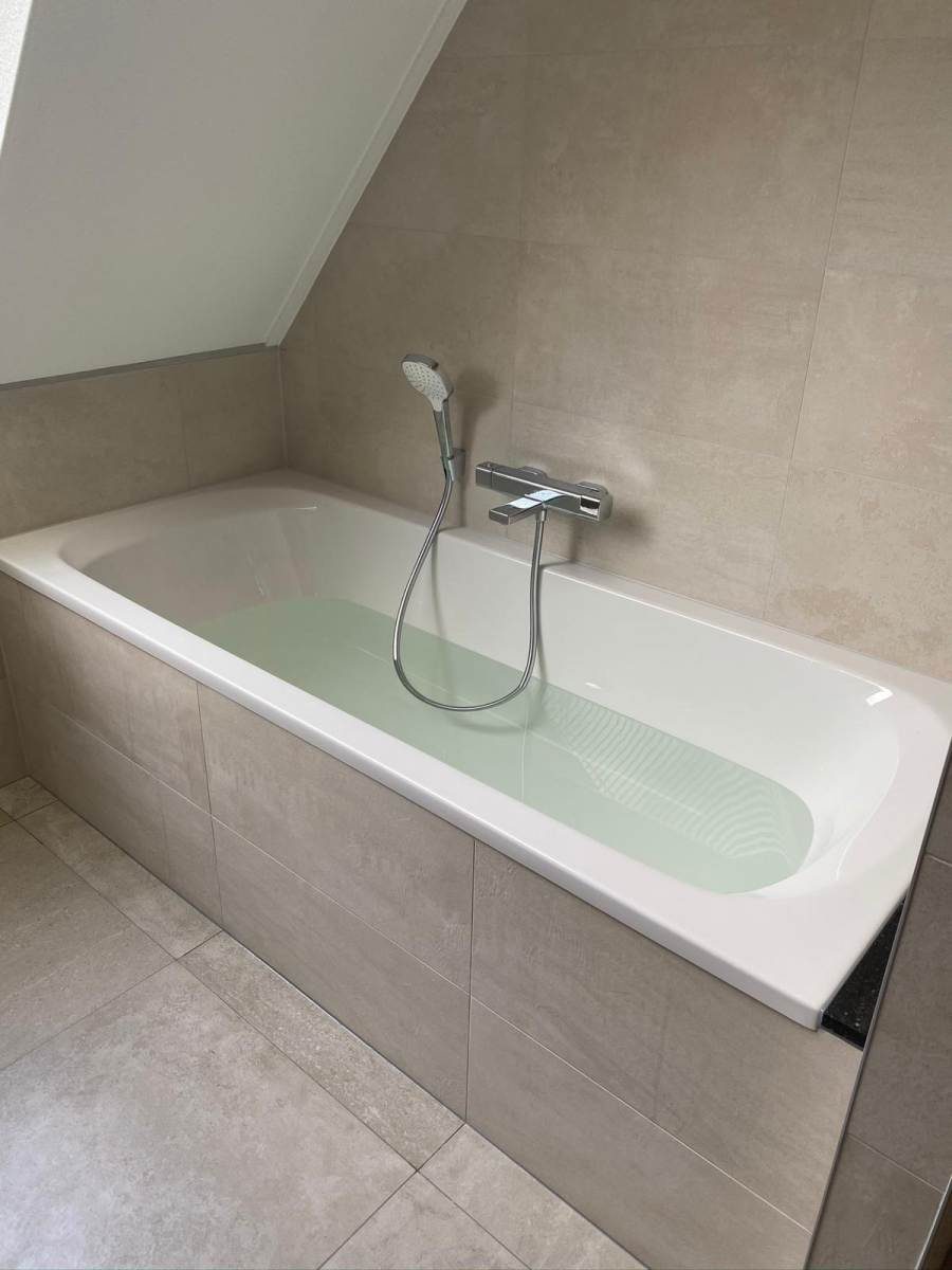 Badkamer 8: zolderbadkamer met ligbad