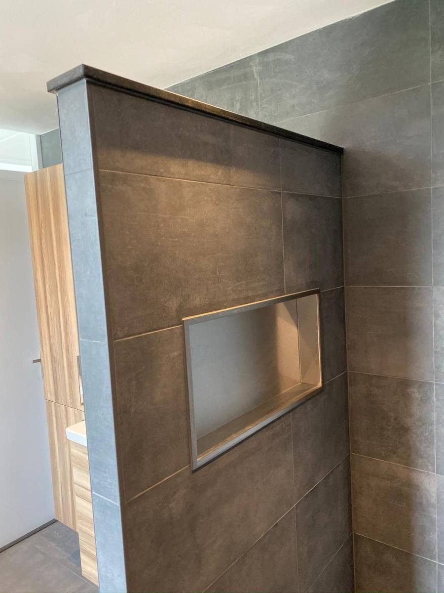 Badkamer 11: ligbad met tegelwand en nis
