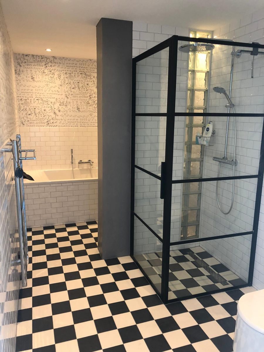 Badkamer 13: zwart-witte vloer en stalen douchewand