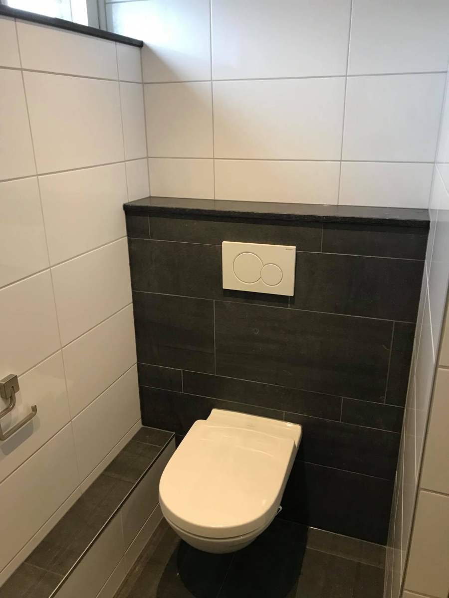 Toiletten 1: antraciet voorzetwand en fontein