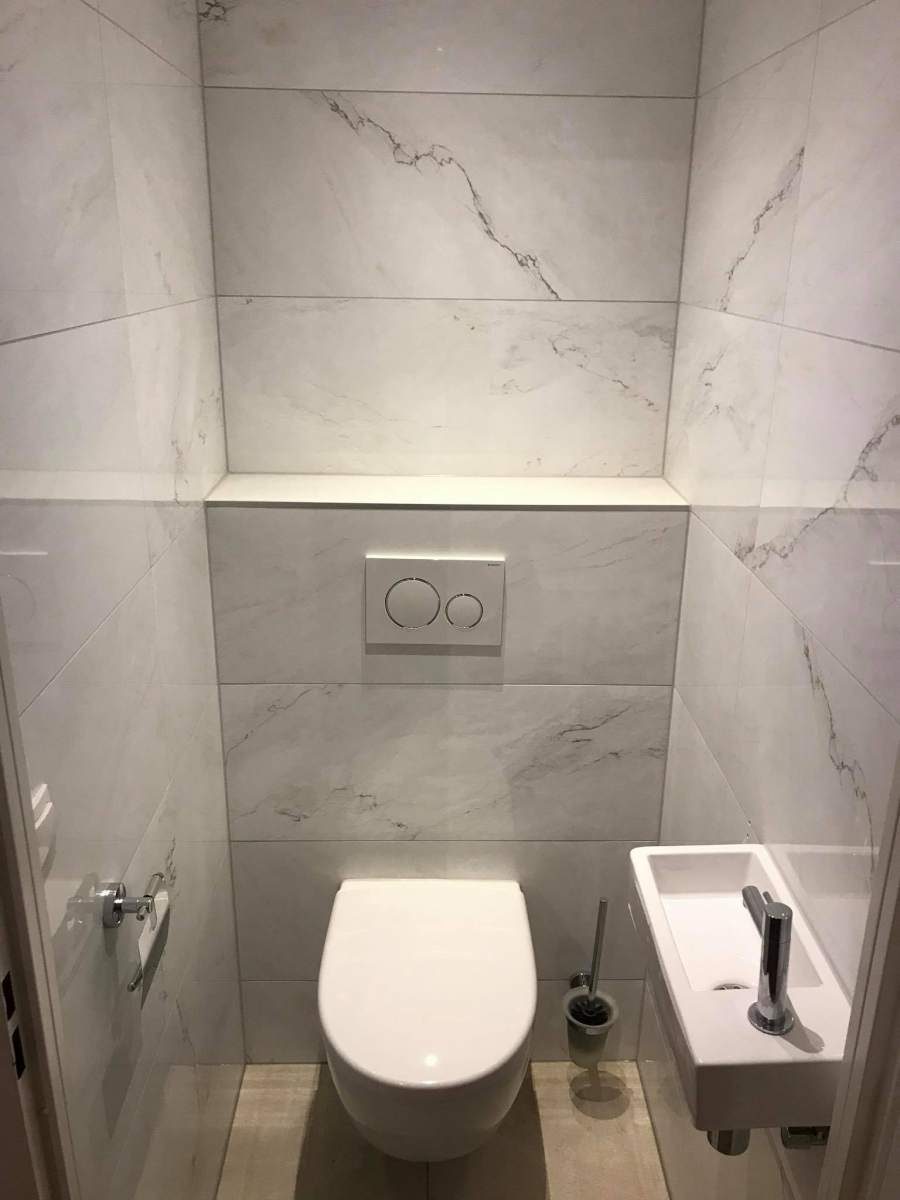 Toiletten 2: marmerlook met fontein en spiegel