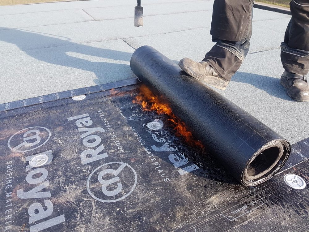 Bitumen dakbedekking wordt gebrand