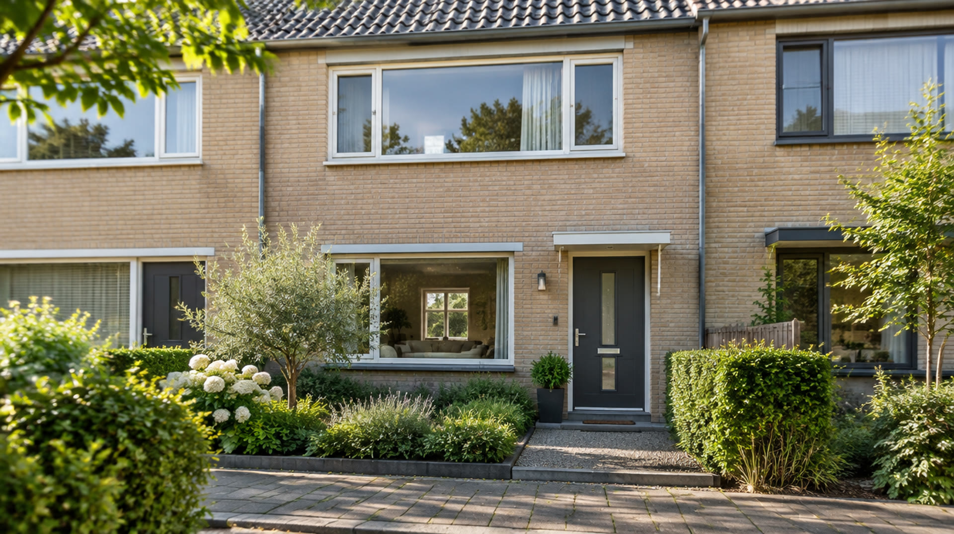 Nederlandse eengezinswoning in ochtendlicht