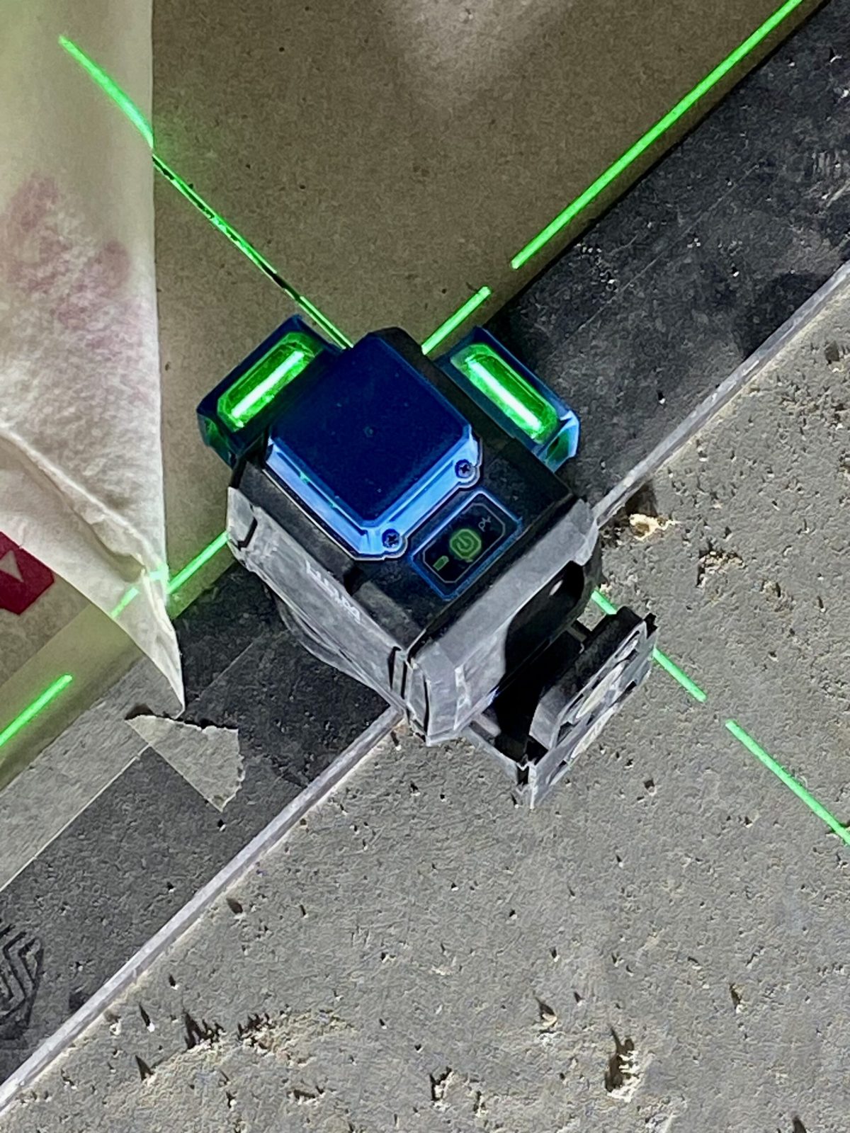 Kruislijnlaser op de ondergrond voor strak tegelwerk
