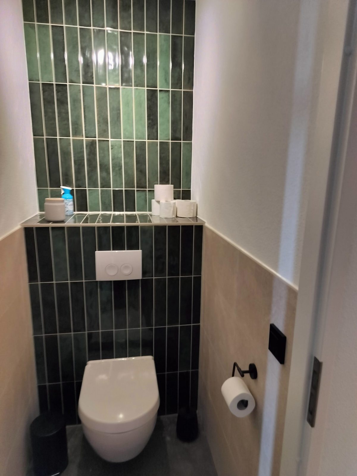 Toilet met groene staande tegels, door Tegelwerk Bakker